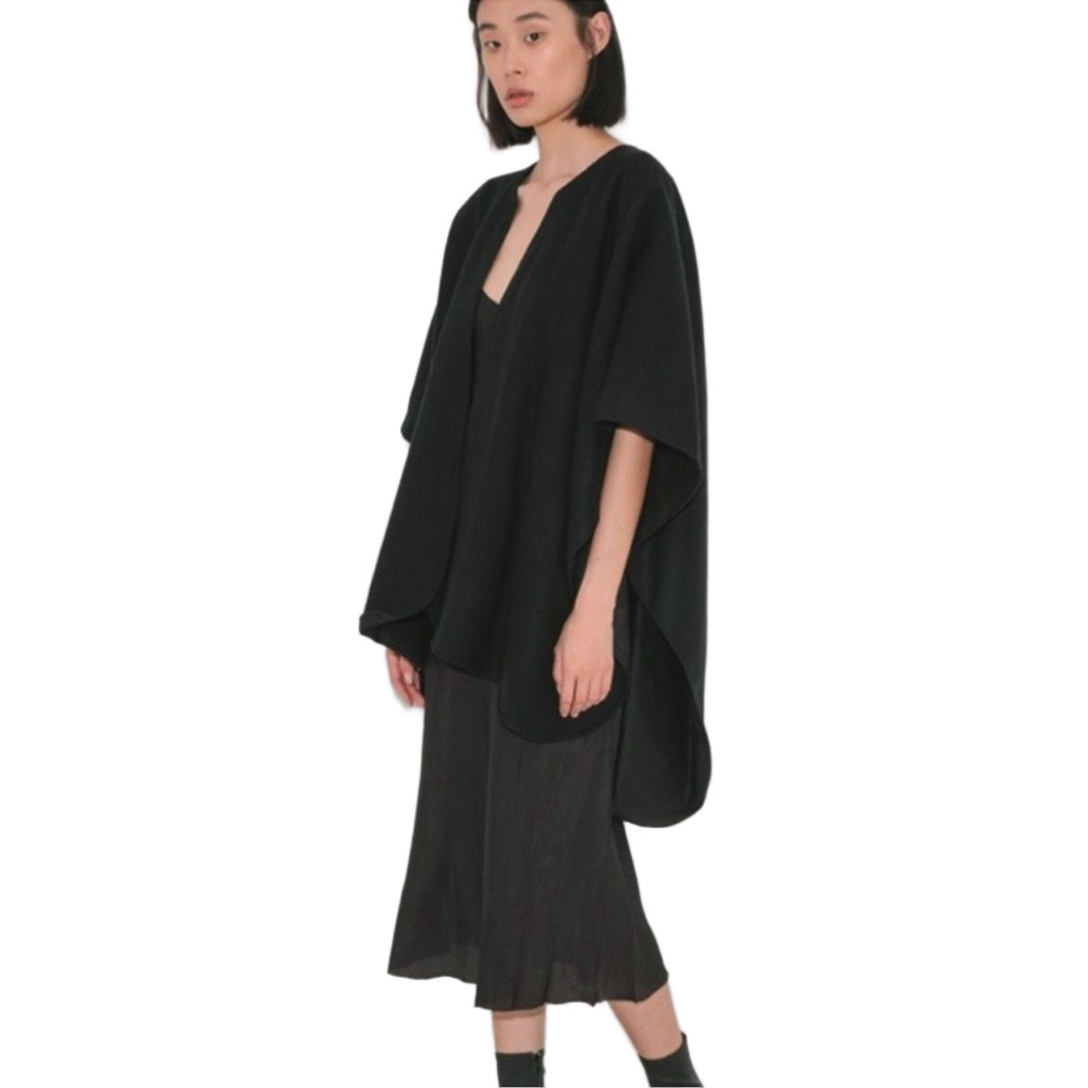 Jesse Kamm Ama Warming Cape in black wool/linen - Picture 2 of 7